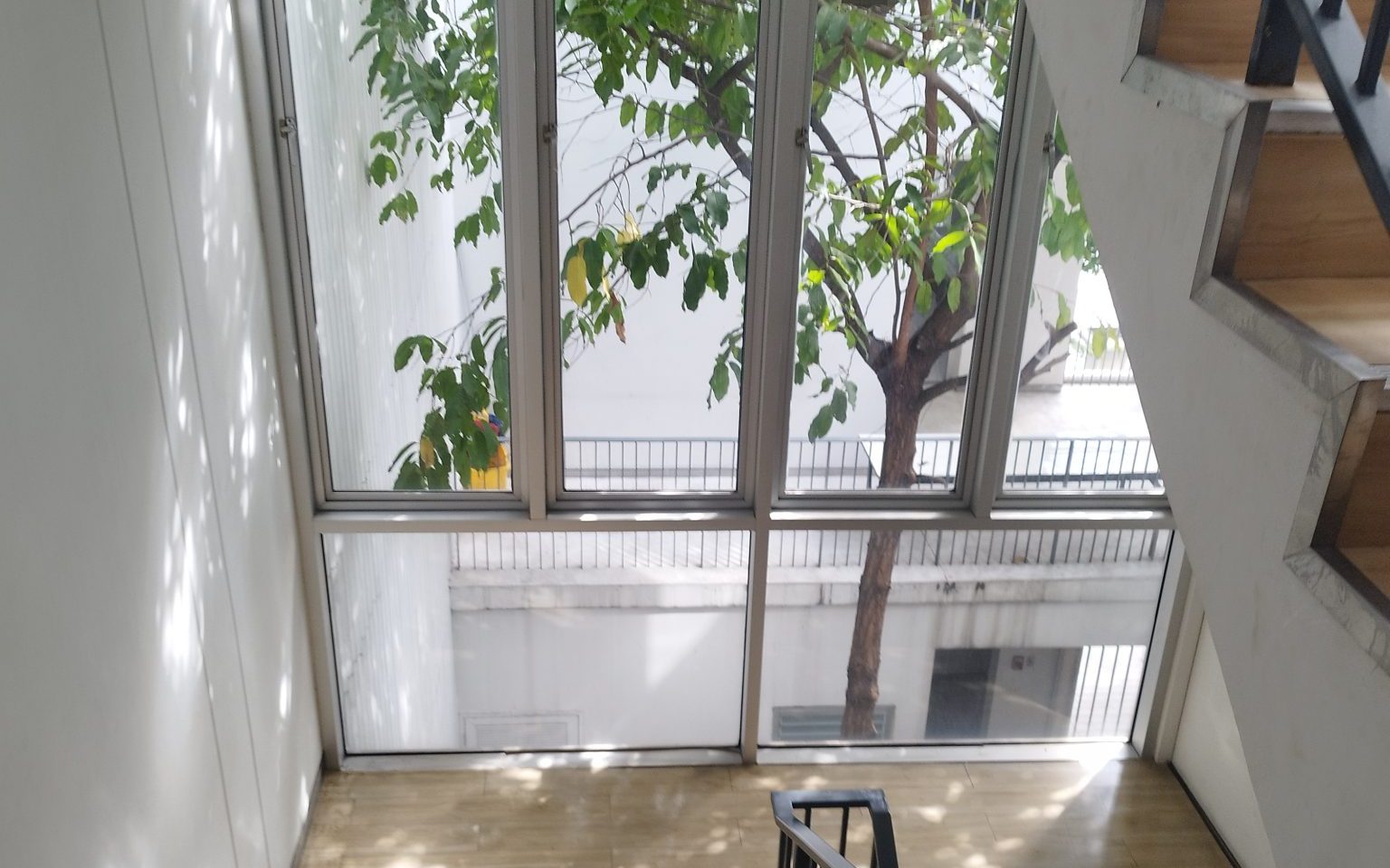 Cage d'escalier d'immeuble entretenue par PAP CLEAN